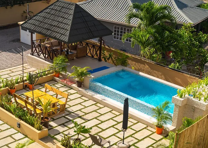 Tropical Hideaway Aparthotel